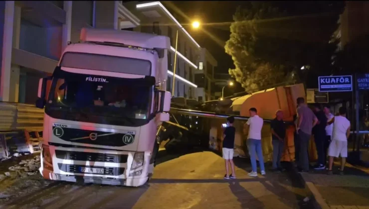 Maltepe’de Hafriyat Kamyonu Devrildi